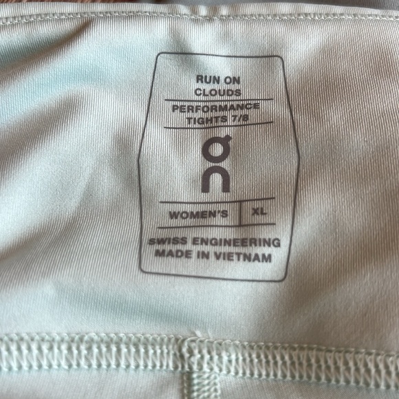 ON PERFORMANCE “run on clouds” 7/8 running tights, NWOT, size XL - Picture 13 of 13